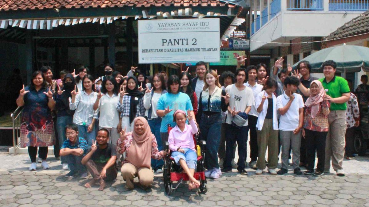 Pendidikan Kepedulian Sosial Melalui Program Bakti Masyarakat